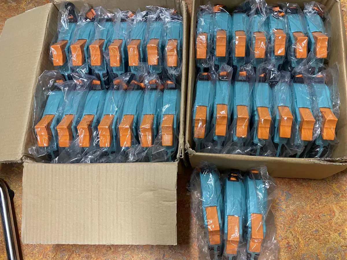 Zwei Kartons voller verpackter Rollleinen-Prototypen, daneben drei einzelne